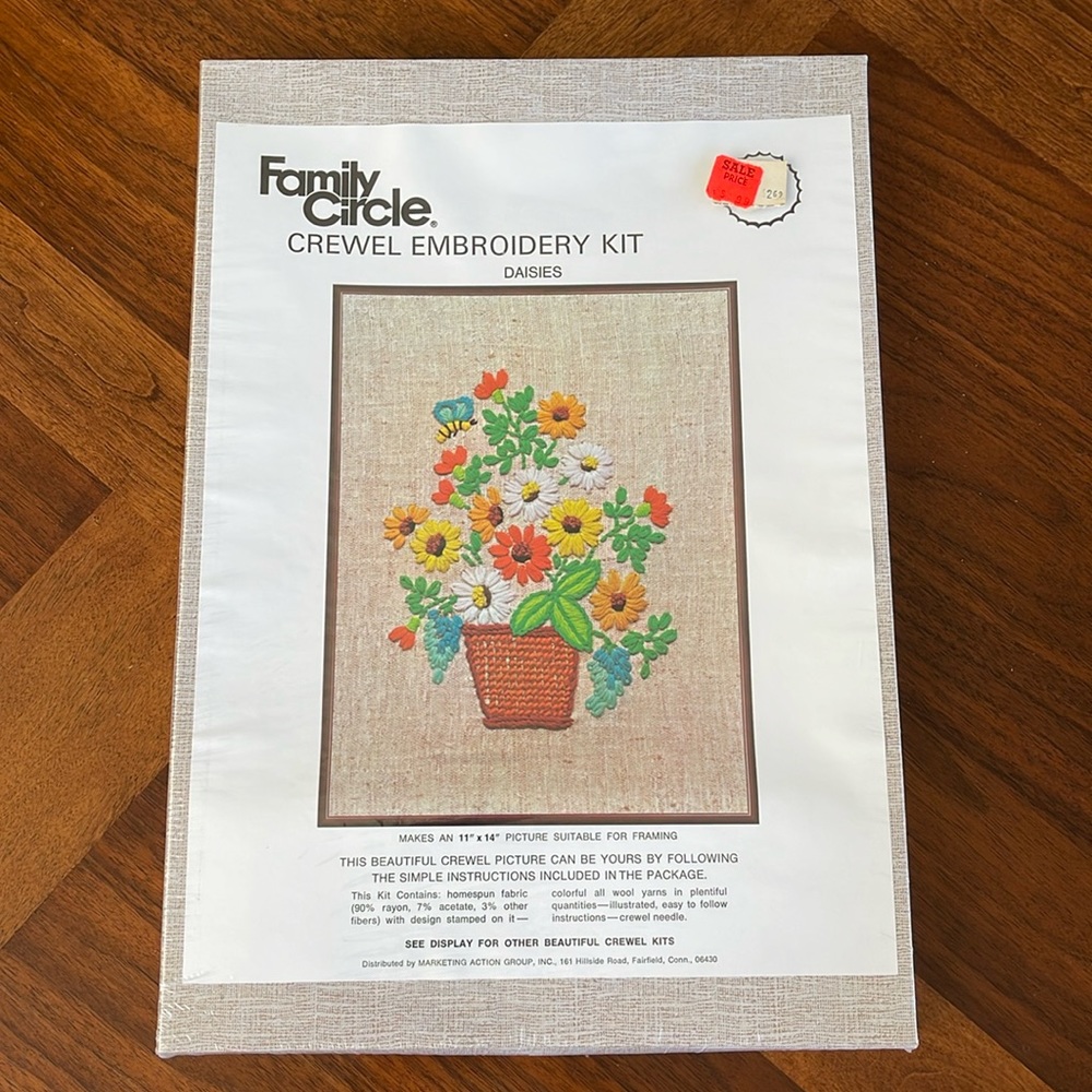 VINTAGE 1970S FAMILY CIRCLE - CREWEL EMBROIDERY KIT - DAISIES - NEVER OPENED!